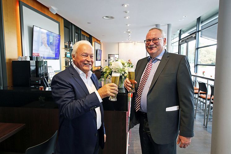 von links: ZSL-Geschäftsführer Winfried Lonzen und Geschäftsführer der Krostitzer Brauerei Wolfgang Welter