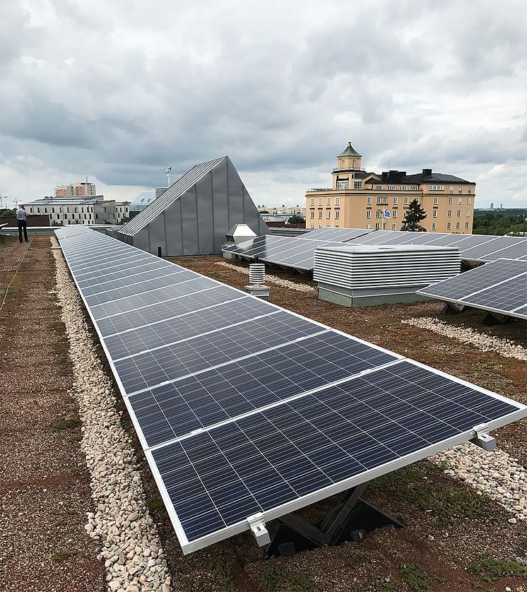 Grönt tak med solceller på KTH 43:25