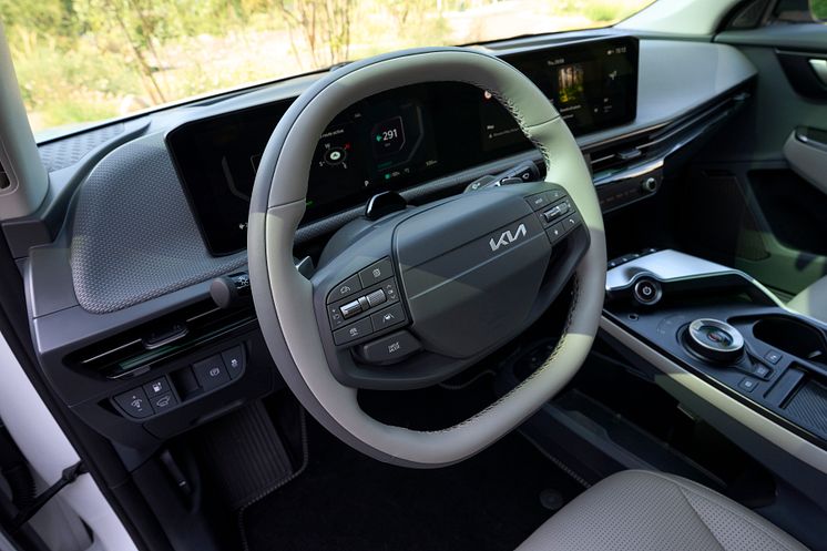 kia-all-new-ev6-baseline-my25-snow-white-pearl-outdoor-interior-print-3600x2400-003.jpg