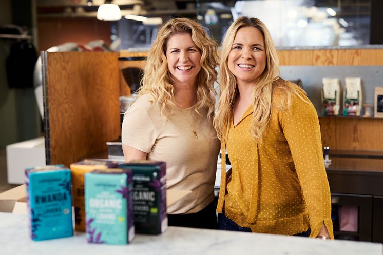 Anja och Filippa på kafferesa med Löfbergs