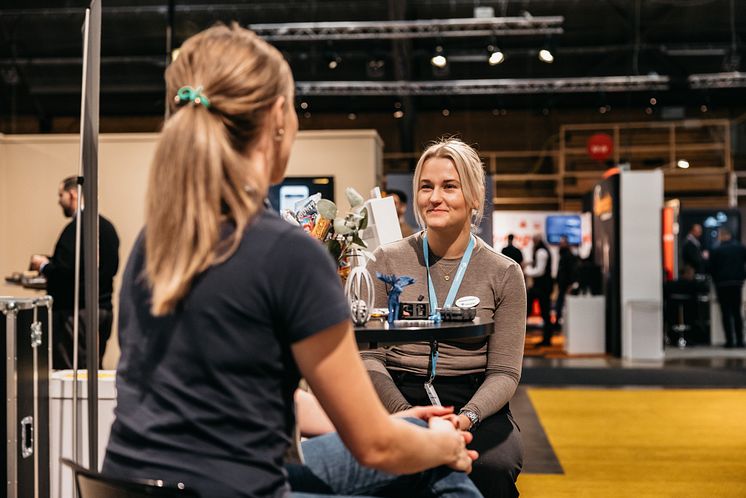 Elmia Subcontractor 2023 - möte i montern mellan utställare och besökare