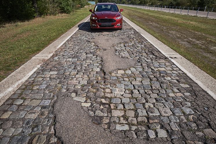 Azt hiszi, hepehupás utakon jár? Akkor próbálja ki a világ legszörnyűbb útszakaszát, a kátyúk, macskakövek és fekvőrendőrök pokoli kombinációját!