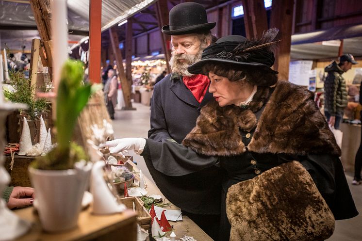 Herr och fru Dickson julhandlar på marknaden