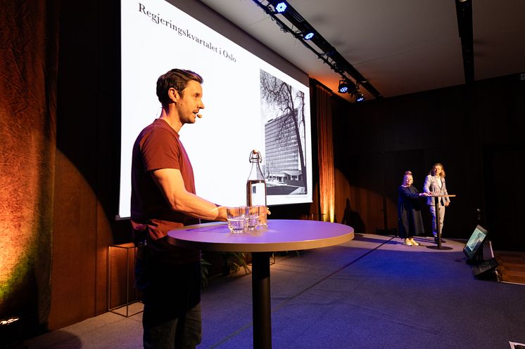 Henning Sunde, Hanne Tyrmi og Rainer Stange presenterer sitt skisseforslag