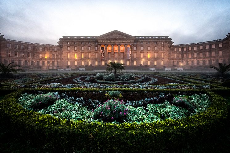 Kassel_Schloss_Wilhelmshöhe_mit_Garten.jpg