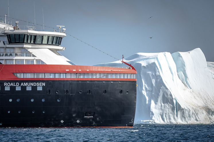 10__Antarctica DEC2021_MS Roald Amundsen_Photo Hurtigruten Expeditions_Oscar Farrera