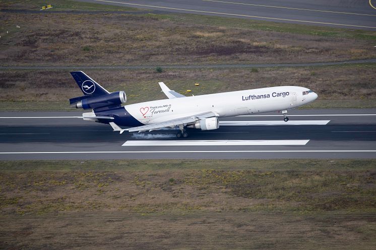 MD-11F Air-to-Air Landing