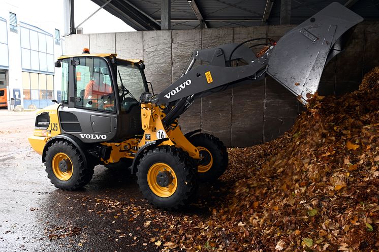 Volvo L25 Electric i lövhantering