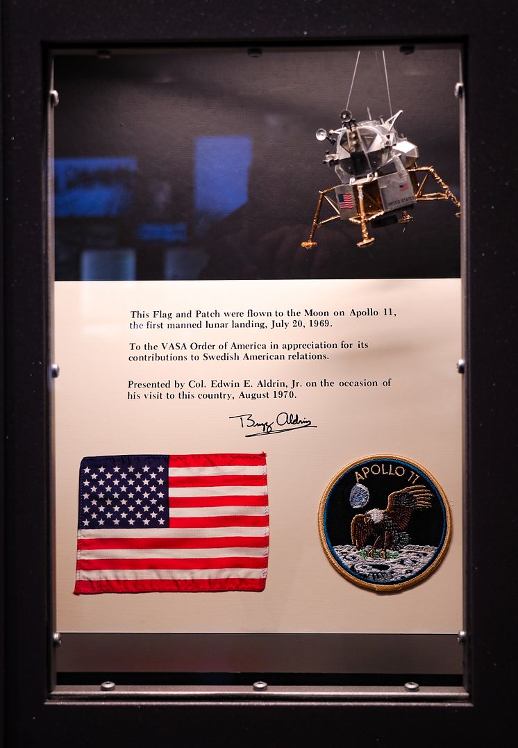 Buzz Aldrins patch och flagga.jpg