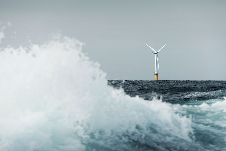 Schwimmendes Windrad in der Nähe der norwegischen Insel Karmøy