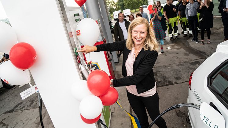 Katarina Luhr, Stockholms klimat- och miljöborgarråd, tankar 100% biogas på Circle K Frescati