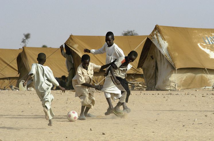 Barn i Tchad spelar fotboll med en boll från UNICEF