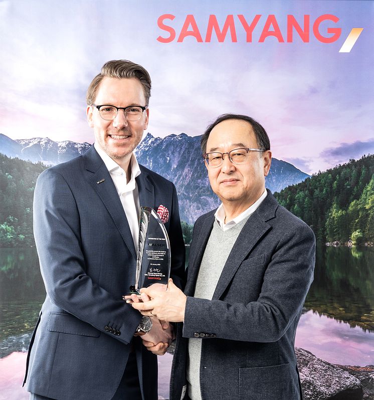 Niclas Walser und Samyang-CEO Choong Hyun Hwang_WRM5010-1_v3