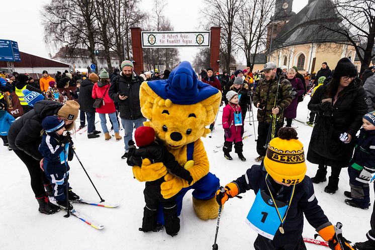 Bamse på Barnens Vasalopp skidor 2024