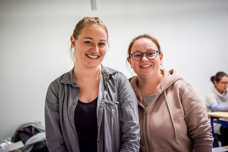 Laura (t.v.) og Henriette har taget uddannelsen som rengøringsteknikker. 