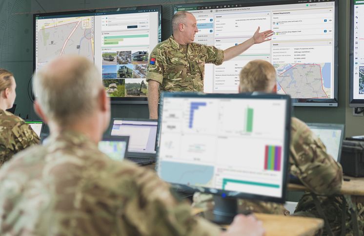 IMG1290_01_UK_Commander-briefing-staff-in-headquarter_300