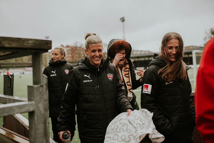 A-lagets Emma Berglund, Olivia Schough och Nathalie Björn med Irya Gmeyner 