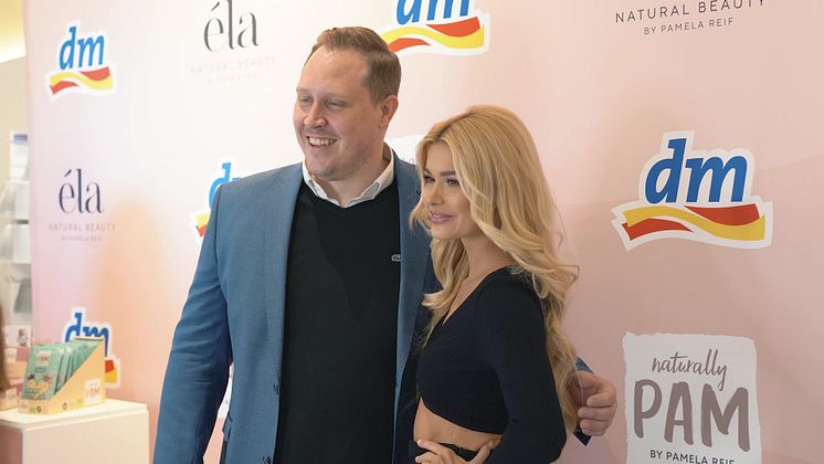 Pamela Reif kassiert bei der Neueröffnung des dmMarktes in Waldbronn