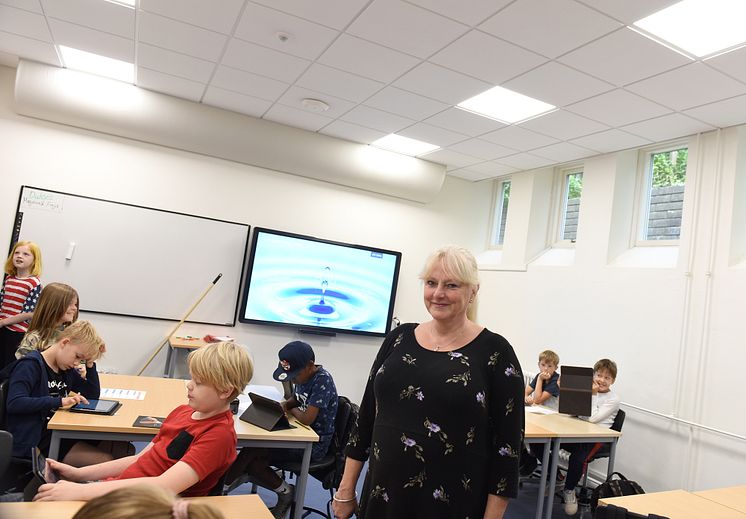 Head of School Jette Bonde Mikkelsen in one of the school’s classrooms together with lively, happy children.