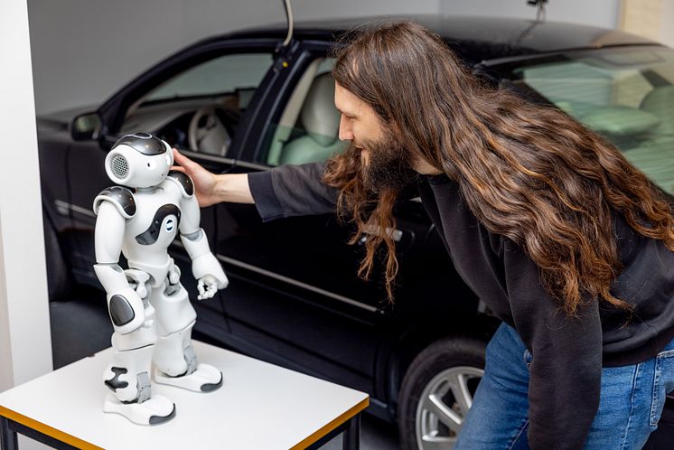 Erik Lagerstedt interagerar med en robot