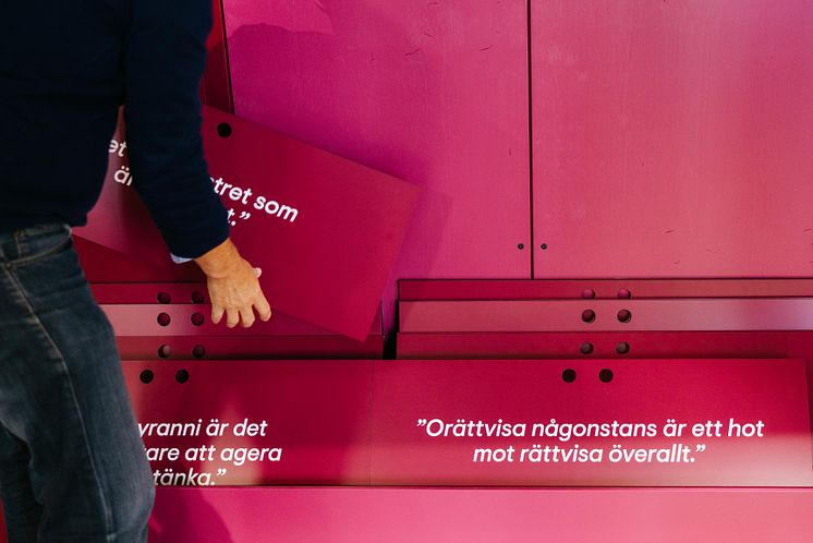 Utställningen "Gilla Dela Hata" handlar om antisemitismens månghundraåriga historia, hur den ser ut och sprids i dag. 