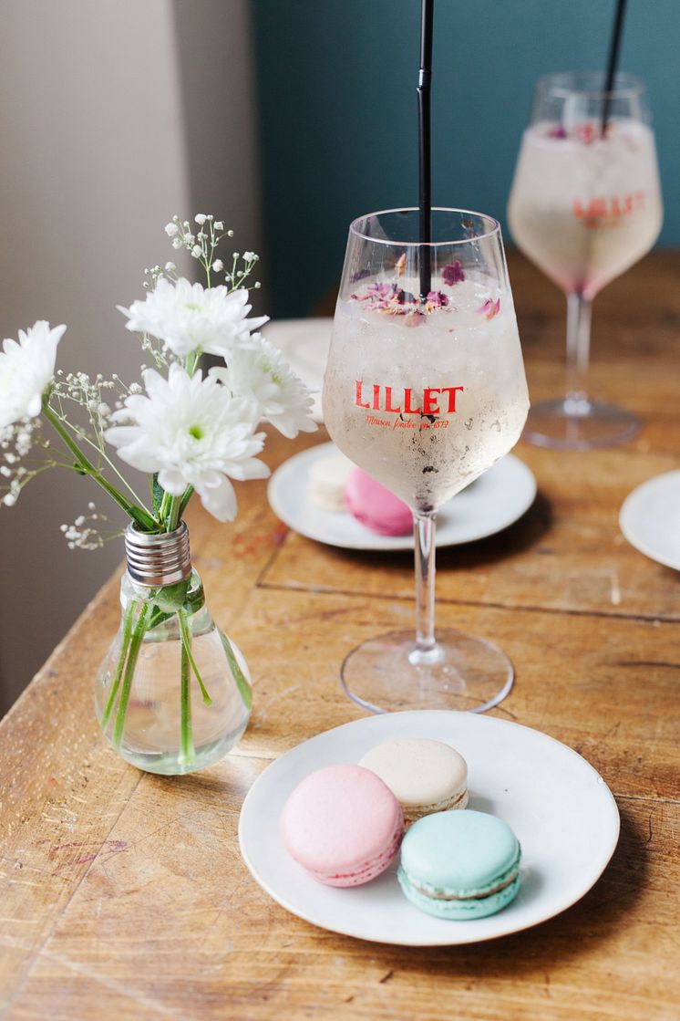 Lillet Blanc & macarons