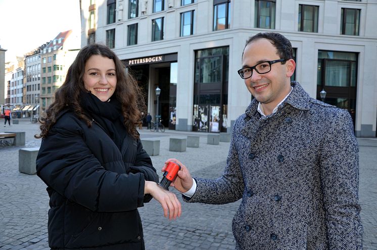 Julia Franke erhält den ersten Stempel von Robin Spanke