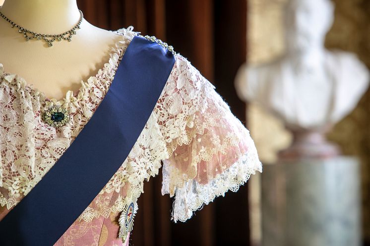 Närbild av klänning inspirerad av den klänning drottning Victoria bar vid invigningen av världsutställningen 1851