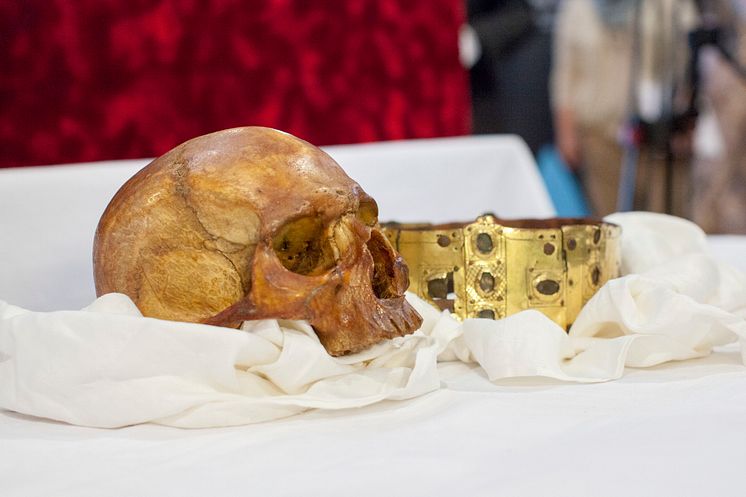 The scull and crown of Saint Erik