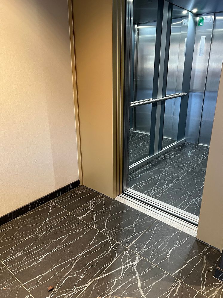 Interior Entrance cladding and flooring in Dekton ID Wallenstam  Black marble  (2)