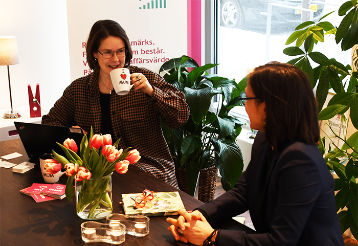 girls_drinking_coffee_crop