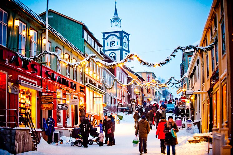 Røros - Christmas shopping at Røros- Photo - Thomas Rasmus Skaug - VisitNorway.com (1) (1).jpg