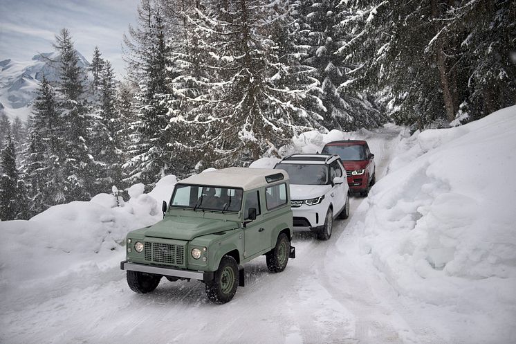 LAND ROVER_LINE IN THE SNOW_04