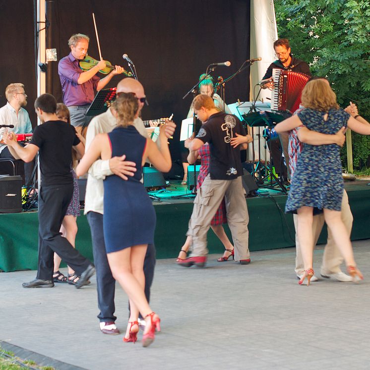 Sommarlund: Picknickdans i Stadsparken