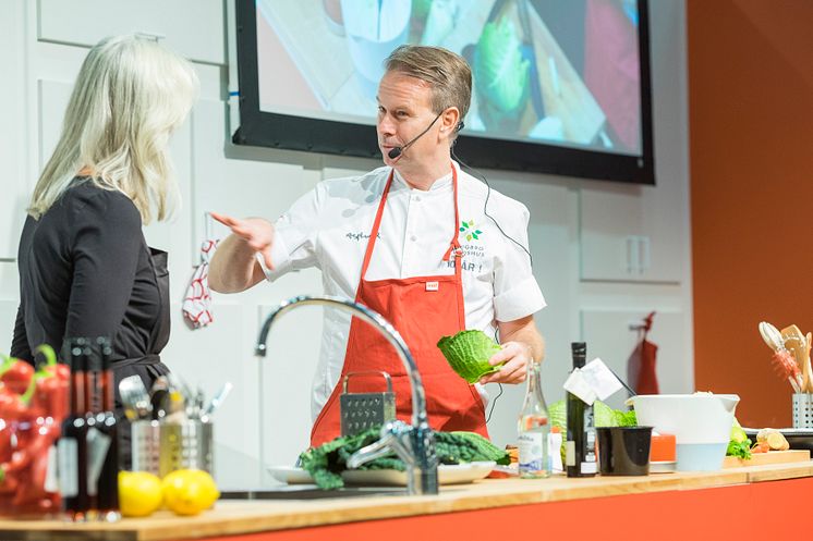 Fredrik Eriksson lagar mat inför publik, Foto: Gustav Kaiser