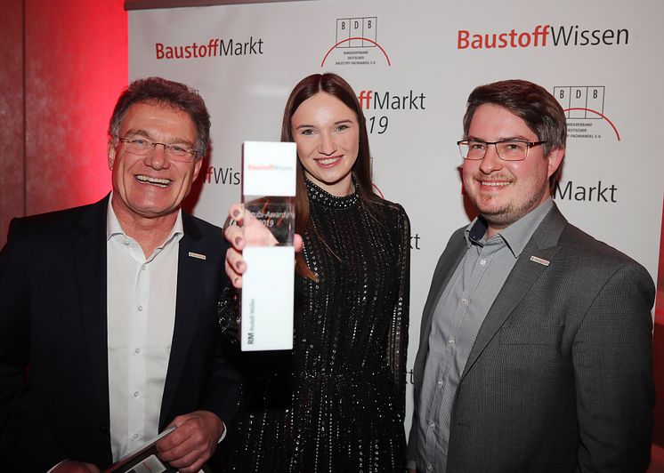 Hartmut Buhren, Anna Swertz und Timo Buhren (v. l.) nahmen den Azubi-Award entgegen. 