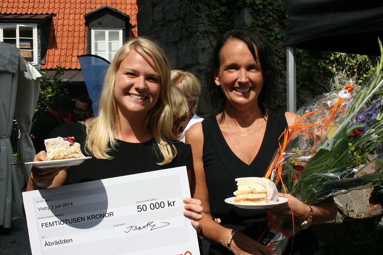Medarbetare från Åbräddens äldreboende i Helsingborg tar emot priset.