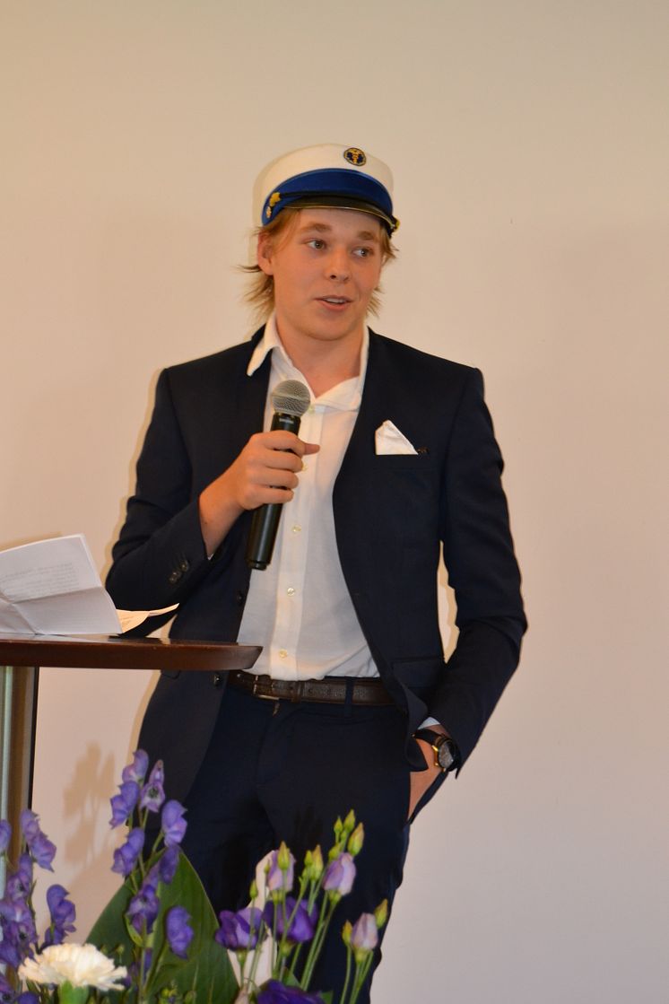 Rasmus Nordahl Nielsen holder tale på elevernes vegne.