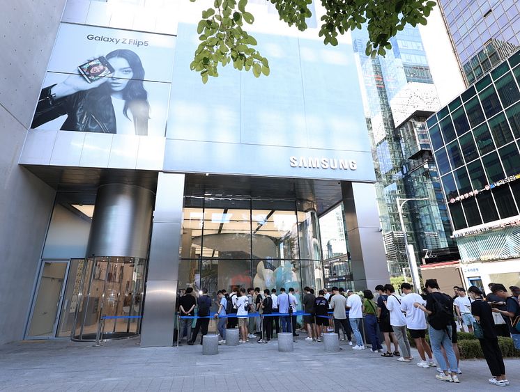 Consumers at Seoul flagship store