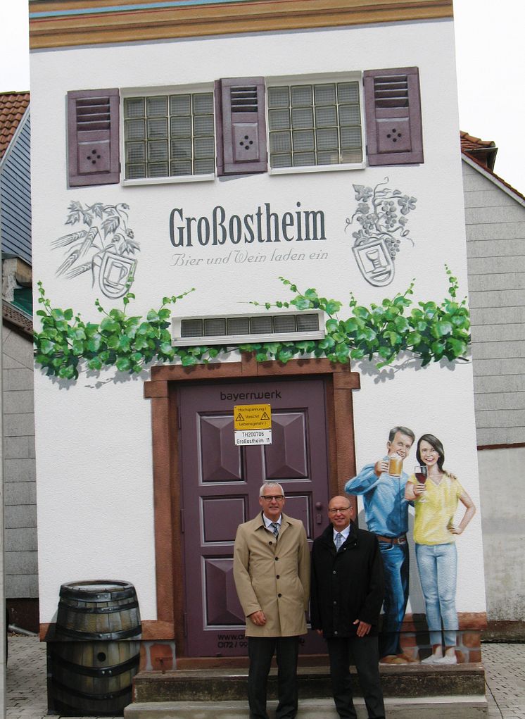 Bürgermeister Herbert Jakob und Günter Jira vom Bayernwerk stellten die künstlerische Neugestaltung des Turmtrafos vor.