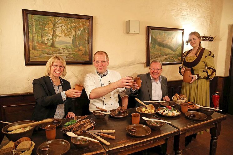 v.l.: Evelyn Grahl, Küchenchef Dirk Büchel, Torsten Grahl und Maria Pöschel präsentieren im Gasthaus "Barthels Hof" das Familienessen wie zu Luthers Zeiten