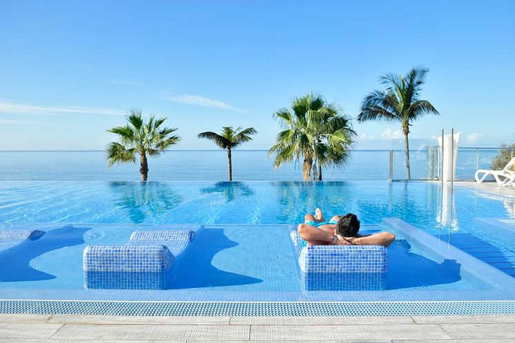 x1000w-sunbed-in-pool-riu-gran-canaria-las-meloneras-gran-canaria-spain-tui.jpg