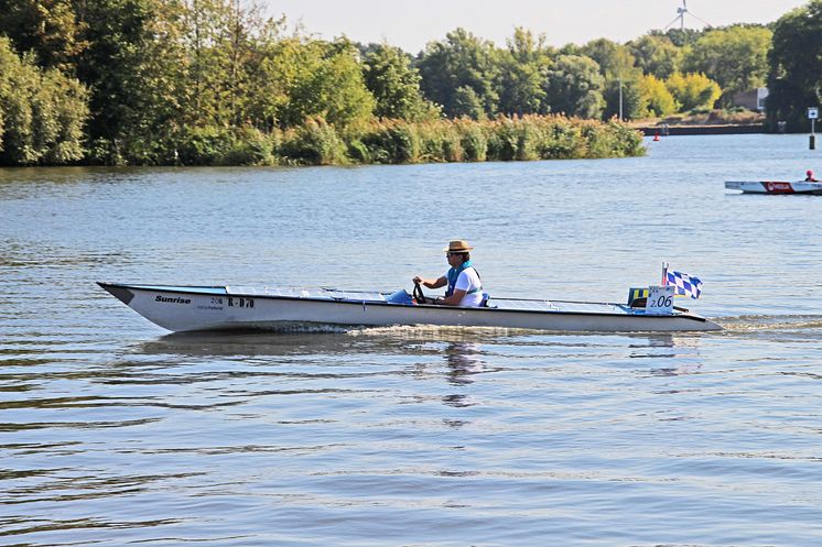 TH Wildau mit Solarboot SUNcaTcHer auf Platz 2 bei der „Haus-Regatta“ auf der Dahme bei Wildau