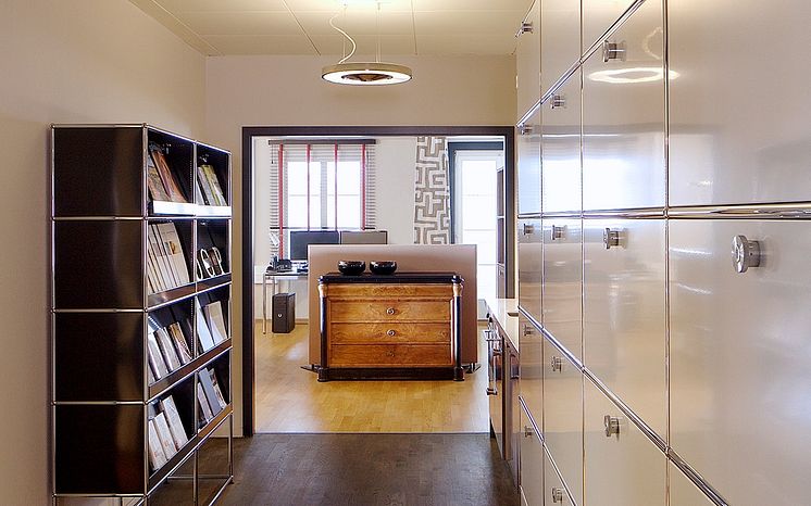 Moderne Bürolandschaft mit Vintage-Möbeln kombiniert