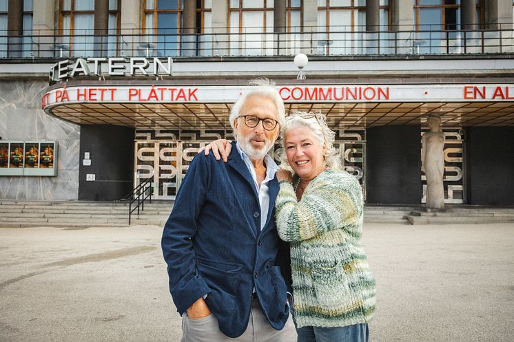 Philip Zandén och Jessica Zandén, som båda medverkar i Communion. Framför Göteborgs Stadsteater.