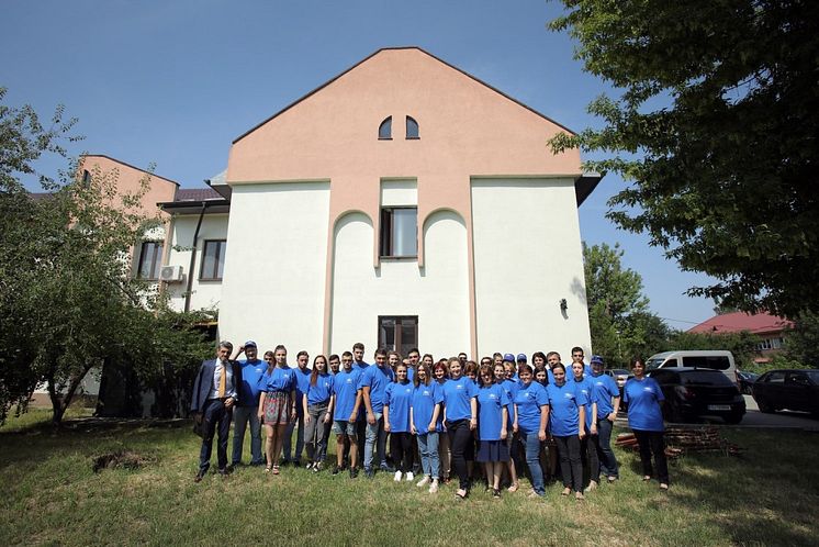 First European Ford Resource and Engagement Centre To Open in Romania.  Volunteers help with building refurbishment (7)