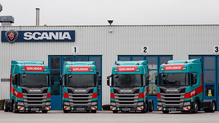 Scania Biodiesel-Lkw an Transportspezialist Gruber Logistics_Übergabe.jpg