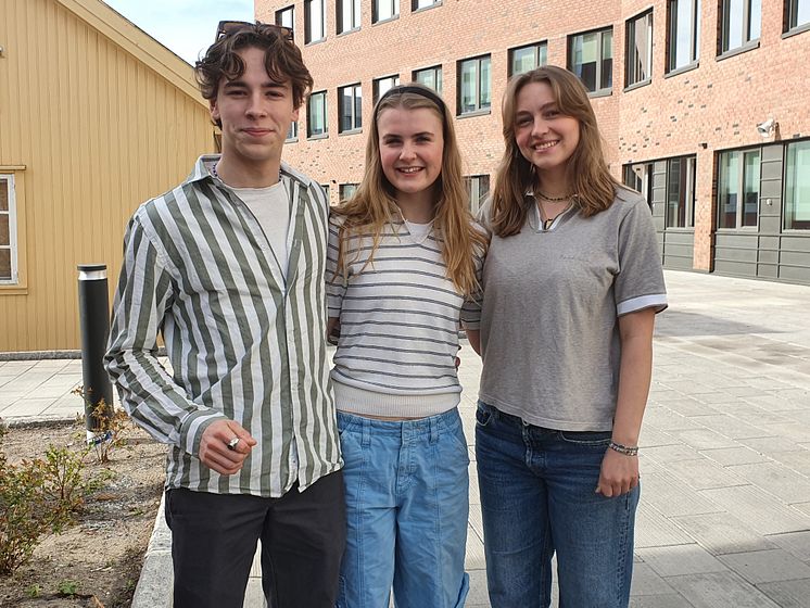 Leo, Andrea og Eira  er konferansierer på årets 17. mai festkonsert