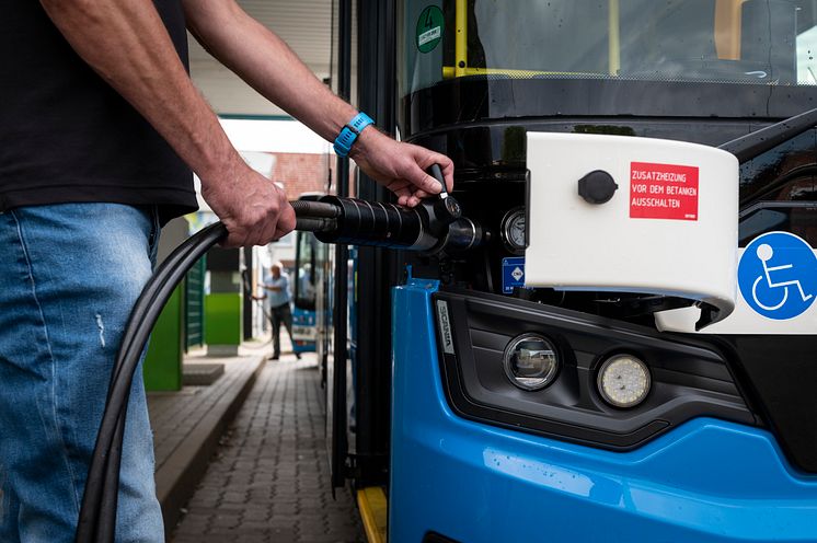 Tanke schön: Schnell und einfach bunkert der Scania Citywide LF neues Biogas für die nächsten Touren auf Linie. 