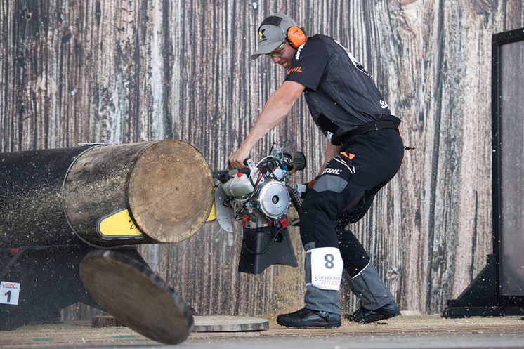 Ferry Svan genomför den tuffa grenen Hot Saw. Foto: STIHL Timbersports.